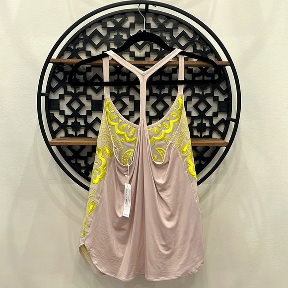 💛 SILK Trina Turk Razor Back Embroidered Tank Top (M) - Picture 4 of 4